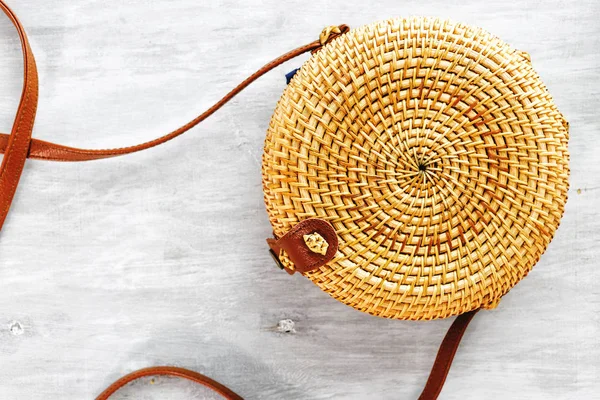 Bambu Çanta Beyaz ahşap arka plan kopya alanı üzerinde. Yaz modası, tatil