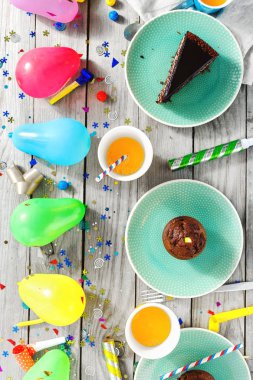Çikolatalı pasta, kek ve dekorasyon parti ahşap zemin düz üzerinde yatıyordu. Üstten görünüm Çocuk Doğum günü tablo