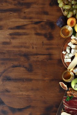 Şarap için meze tablo. Çeşitli şarap atıştırmalıklar ile cam beyaz şarap en iyi görünüm düz ahşap masa üzerinde yatıyordu. Kopya alanı