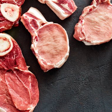 Kopya alanı, üstten görünüm siyah zemin üzerine farklı etler (domuz ve sığır eti) ayarla