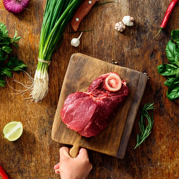 Hombre Cocinando Carne Res Sobre Hueso Ingredientes Crudos Para Cocinar — Foto de Stock