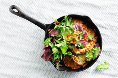 Vejetaryen abur cubur, Kabak börek meze tavada görev yaptı. Lezzetli ve sağlıklı kahvaltı beyaz arka planda, üstten görünüm