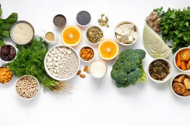 Vejetaryenler için kalsiyum kaynağıdır. Sağlıklı gıda temizlik yemek: meyve, sebze, tohum, superfood, yaprak sebze üzerinde beyaz arka plan üstten görünüm