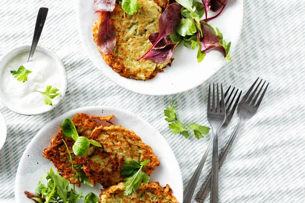 Vegetarisk Snacks Förrätter Zucchini Fritters Läcker Och Hälsosam Frukost Vit — Stockfoto