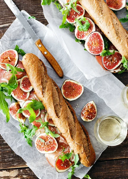 Sandwich Met Ham Mascarpone Kaas Vijgen Met Glas Witte Wijn — Stockfoto