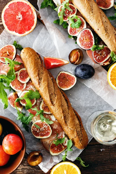 Sandwich Prosciutto Fromage Mascarpone Figues Avec Verre Vin Blanc Sur — Photo