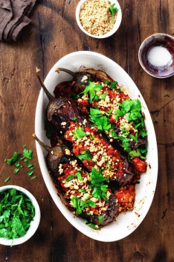 Yeşil mercimek, domates ve fındık kahverengi ahşap masa üstü görünümü Vejetaryen Sağlıklı yemek masası kavramı ile doldurulmuş patlıcan