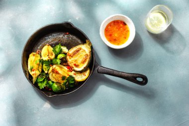 Vejetaryen Sağlıklı yemek masası kavramı. Mavi arka plan üstten görünüm üzerinde tavada kızarmış Brüksel lahanası ve kabak servis