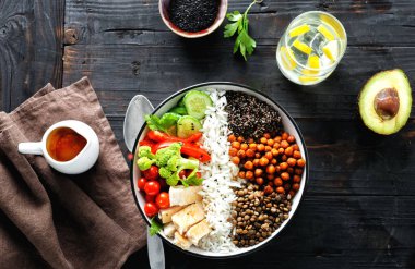 Buda kase. Temiz ve dengeli sağlıklı gıda kavramı. Pirinç, baharatlı nohut, siyah quinoa, sebze ve koyu ahşap arka plan, üstten görünüm üzerinde tavuk fileto