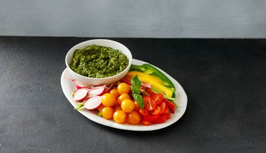 Pesto Soslu sebze aperatifler tabakta. Biber, kereviz, ravent, cherry domates, turp pesto ile
