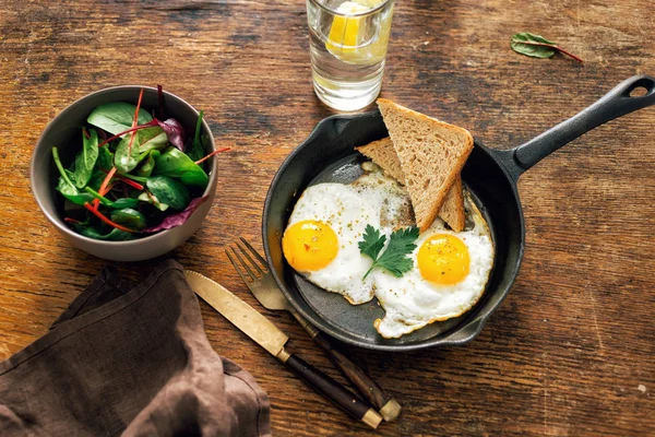 Mesa Desayuno Huevos Pollo Fritos Servidos Sartén Con Pan Sobre —  Fotos de Stock