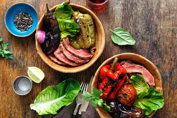 테이블 보기에 접시에 야채와 쇠고기 스테이크 — 스톡 사진