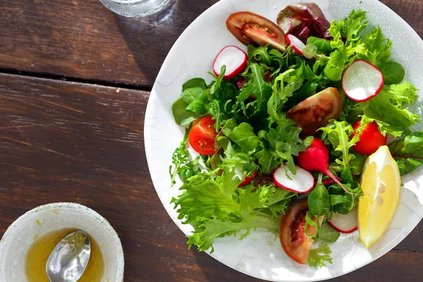 Delicioso Saudável Café Manhã Salada Verão Fresca Fundo Madeira Marrom — Fotografia de Stock