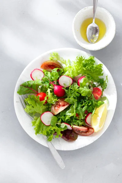 Délicieux Sain Petit Déjeuner Salade Fraîche Sur Fond Béton Gris — Photo