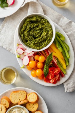 Pesto Soslu sebze aperatifler plaka üstten görünüm üzerinde servis. Biber, kereviz, ravent, cherry domates, turp pesto ile