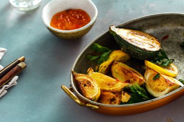 Kızartma tavası mavi taş zemin üzerine kızarmış kabak ile yakın çekim