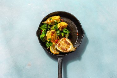 Tavada kızarmış Brüksel lahanası ve kabak üzerinde mavi taş arka plan üstten görünüm