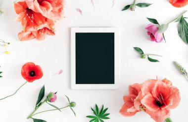 Çiçekler, gelincik, nergis zambağı, peonies, üstten görünüm ile beyaz arka plan boş ekran düz yatıyordu tablet bilgisayarınızla