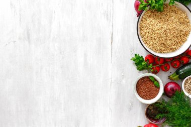 Üstten görünüm yeşil buğday sebzeler çiğ gıda beyaz tahta masada yemek pişirmek için. Çiğ sağlıklı gıda arka plan