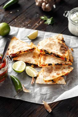 Vejetaryen abur cubur: quesadilla sebze ve koyu ahşap masa üzerinde peynir ile