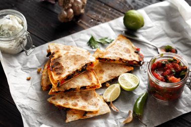 Vejetaryen abur cubur: quesadilla sebze ve koyu ahşap masa üzerinde peynir ile