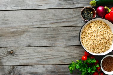 Ahşap masa üzerinde çiğ gıda yemek pişirmek için sebzeli yeşil buğday üstten görünüm