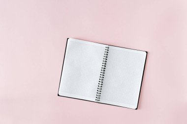 Pembe arkaplanda boş sayfaları olan defteri aç