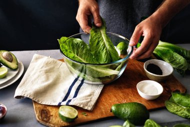 Adam yeşil detoks yemek marul salata