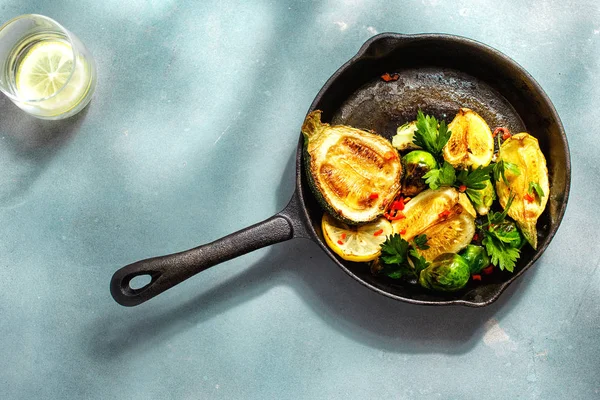 Stekt Brysselkål Och Zucchini Serveras Stekpanna Grå Betong Bakgrund — Stockfoto