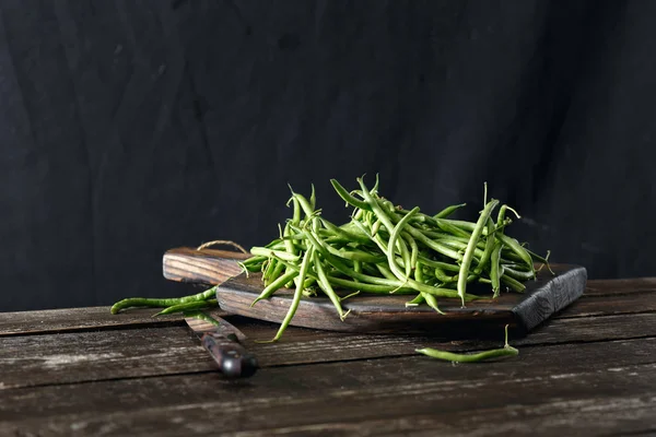 Rohe Grüne Bohnen Auf Holzschneidebrett Auf Dunklem Hintergrund — Stockfoto