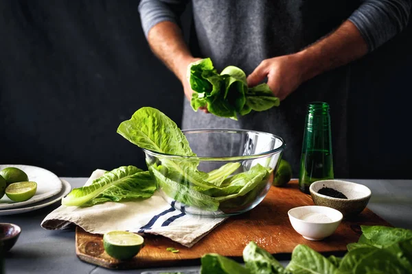 Uomo Cucina Insalata Verde Disintossicazione Lattuga Romana — Foto Stock