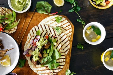 Taco ızgara sebze salsa, guacamole sos, tavuk ve limonata ile yemek masası