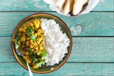 Karnabahar baharatlı köri pirinç naan ekmek yeşil ahşap zemin ile