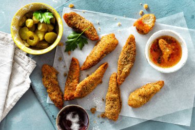 Tavuk göğsü nuggets ekşi-tatlı sos ile