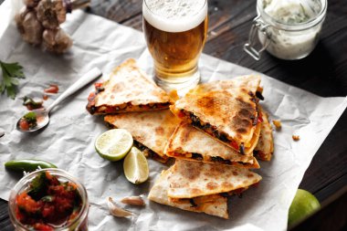 Vejetaryen bira aperatifler: quesadilla sebze ve peynir koyu arka plan üzerinde