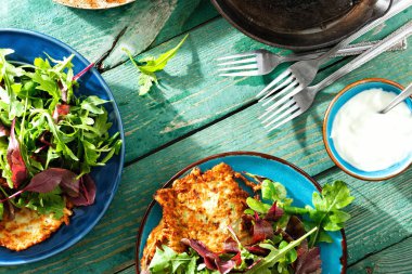 Vejetaryen meze Kabak börek ahşap arka plan üzerinde aperatifler