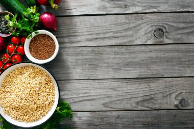 Ahşap masa üzerinde çiğ gıda yemek pişirmek için sebzeli yeşil buğday üstten görünüm