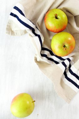 Ahşap beyaz zemin üzerine olgun elma