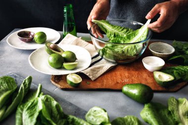 Adam yeşil detoks yemek marul salata