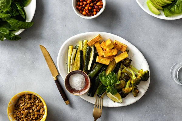 Wokade Grönsaker Med Tofu Ost Och Spannmål Grå Betong Bakgrund — Stockfoto