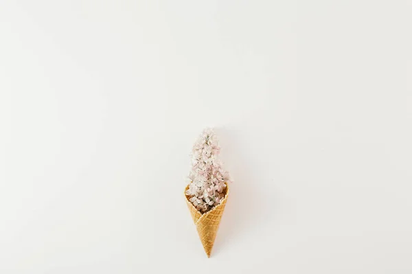 枝花とアイス クリーム コーン ホワイト ライラック ホワイト バック グラウンドに — ストック写真