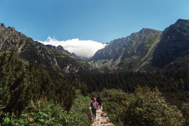 Kadın gezgin dağlarda yürüyüş sırt çantası ile
