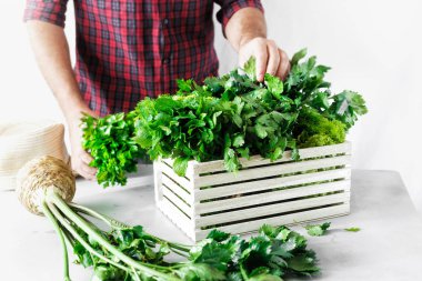 Taze otlar ile ahşap kutu tutan çiftçi