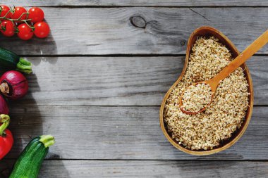 Üst ahşap masa üzerinde çiğ gıda yemek pişirmek için sebzeli yeşil buğday filizi