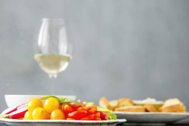 Kadeh beyaz şarap ile sebze çeşitli atıştırmalıklar