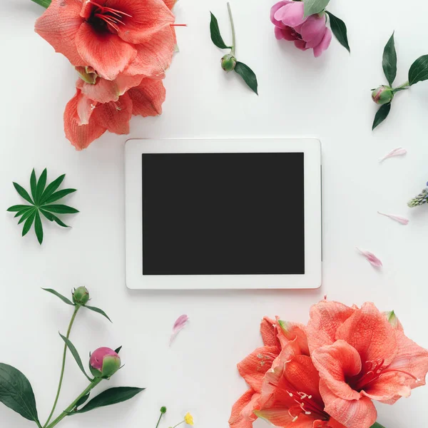 Flat Lay Tablet Computer Blank Screen White Background Wildflowers Poppy — Stock Photo, Image