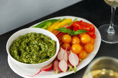 Yeşil pesto Soslu sebze çeşitli aperatifler üstten görünüm