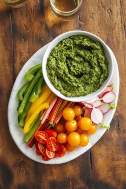 Yeşil pesto Soslu sebze çeşitli aperatifler üstten görünüm