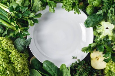 Boş beyaz tabak sebze, meyve, superfood ve otlar