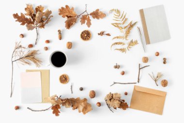 Sonbahar ofis çalışma masası Not defteri, zarf, fincan kahve, beyaz arka plan üzerinde kart ve kuru sonbahar yaprakları